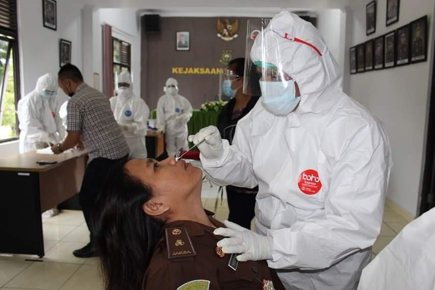 Seluruh Jaksa dan Pegawai Kejari Karo Lakukan Swab Test
