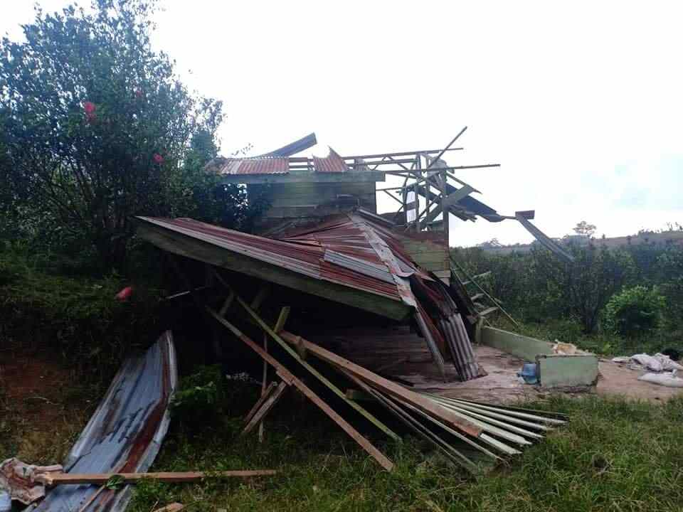 Tornado Berskala Kecil Viral, Runtuhkan Gubuk dan Rusak Tanaman Warga Desa Gajapokki