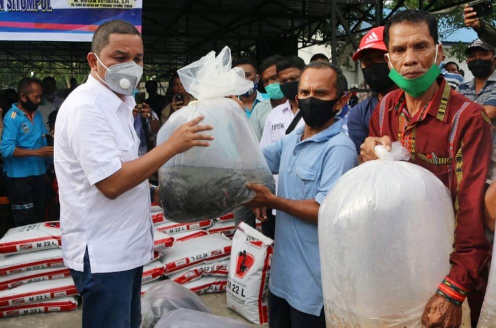 Bupati Tapanuli Tengah Berikan Bantuan 400.000 Ekor Benih Ikan dan 16 Ton Pakan Ikan 