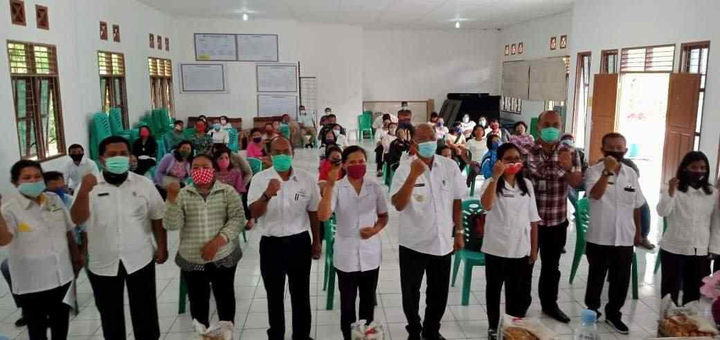 Pjs Bupati Toba Bagikan Sembako kepada Warga Terdampak Covid-19 
