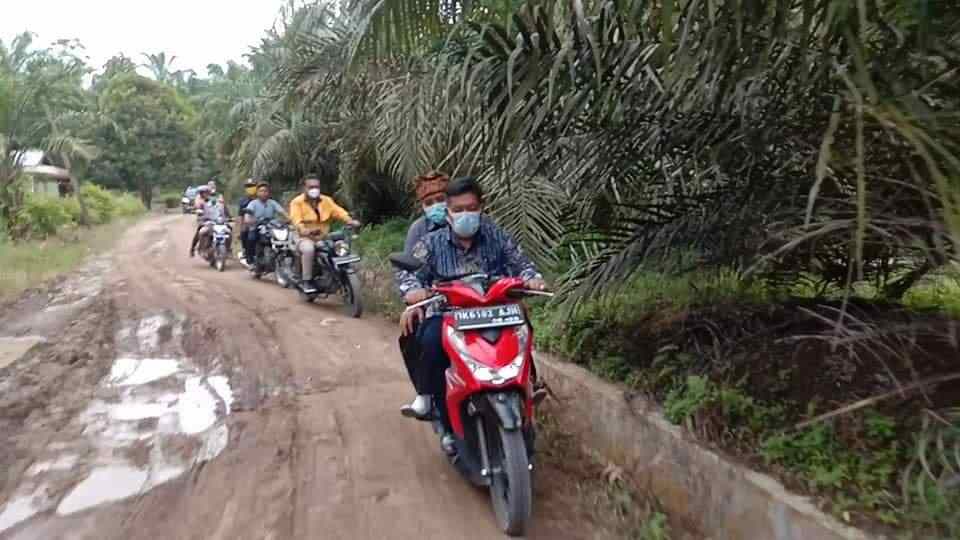 Walau Jalan Rusak Tak Surutkan Niat Radiapoh Hasiholan Sinaga Jumpai Warga