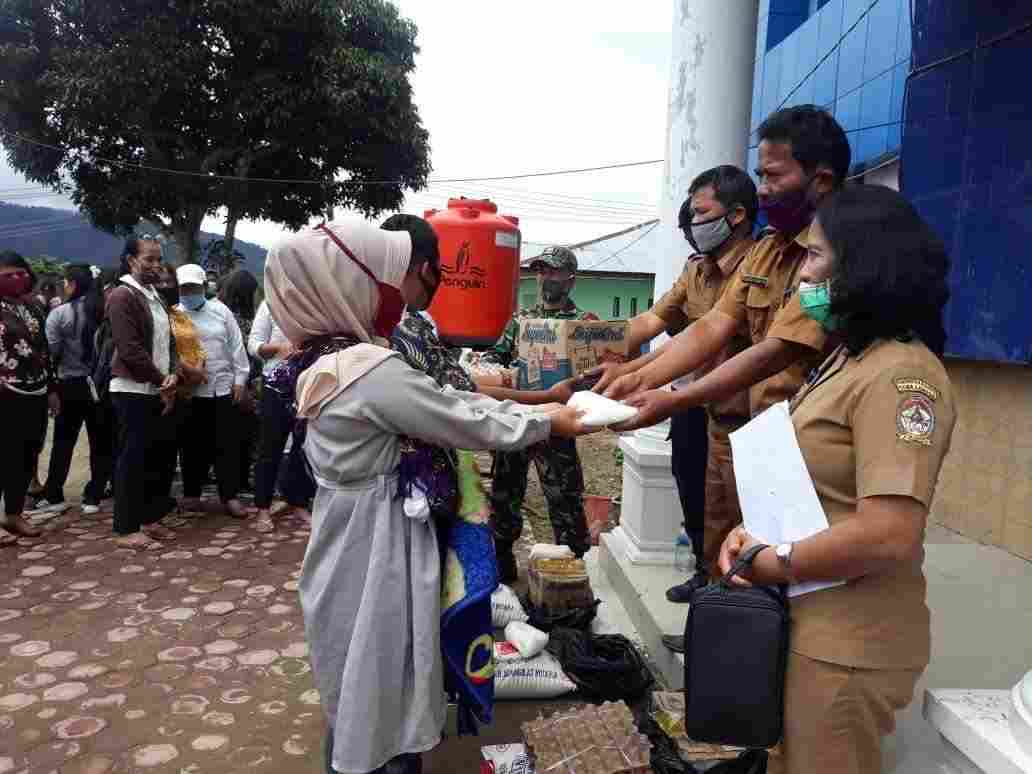 Pemerintah Kabupaten Toba Distribusikan Bantuan kepada Guru Kontrak di Parmaksian dan Pintu Pohan