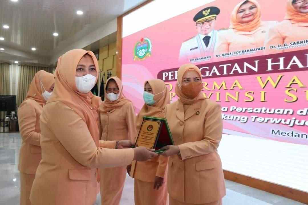 Dharma Wanita Kota Medan dan Batubara Terima Penghargaan Pada Perayaan Ultah ke 21