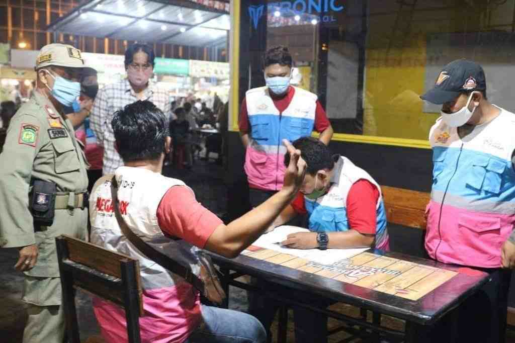 Satgas Covid-19 Bubarkan Pengunjung Kuliner di Mega Park Medan