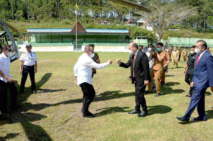 Gubernur Sumut Serahkan Bantuan Bahan Bangunan dan Sembako untuk Korban Bencana Alam Taput