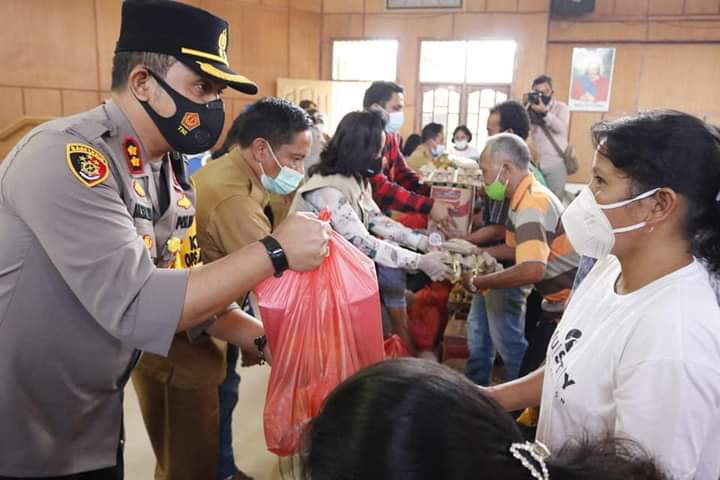 Kapolres Taput Serahkan Paket Bantuan Korban Bencana Alam dan Kebakaran