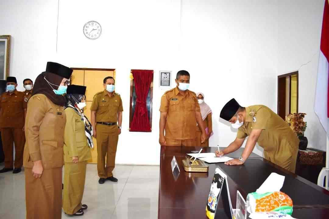 Bupati Tapanuli Tengah Lantik Yetty Sembiring Mantan Ajudannya Menjadi Sekda