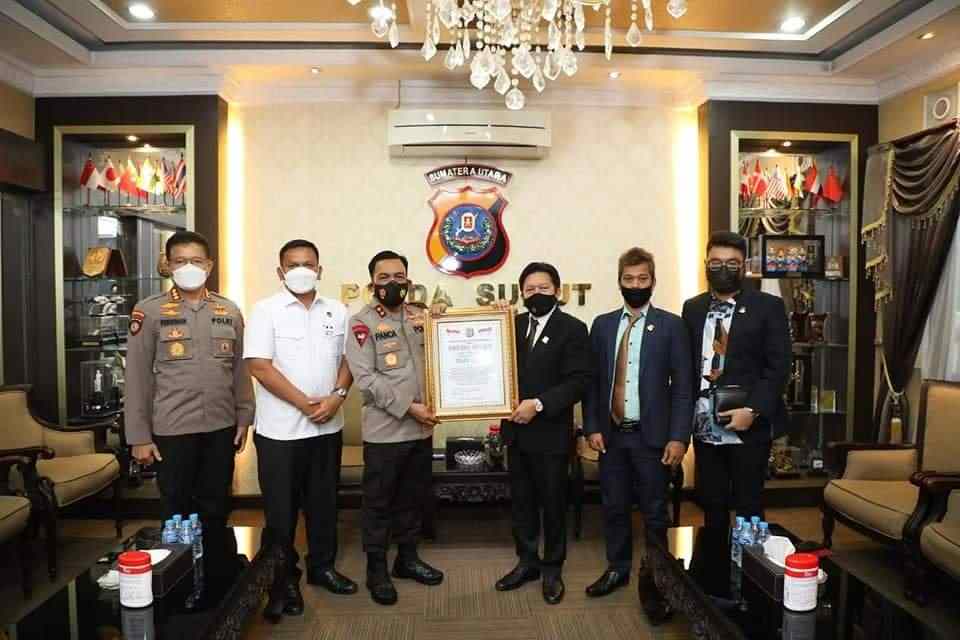 Inovasi Drive Thru Pelayanan PPKB, Kapolda Sumut Terima Penghargaan dari Lemkapi
