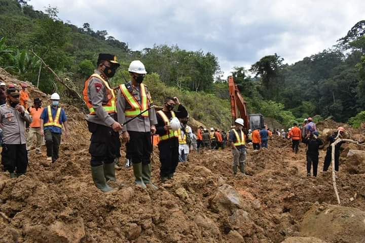 Kapoldasu, Gubsu dan Pangdam I/BB Tinjau Lokasi Longsor di Tapanuli Selatan