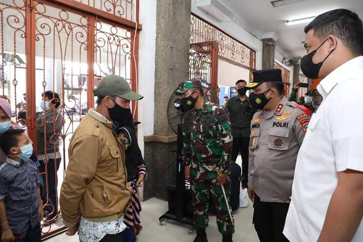 Kapoldasu, Pangdam I/BB dan Wali Kota Medan Tinjau Penerapan Prokes di Stasiun Kereta Api