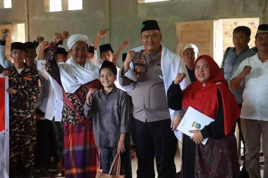Kapolres Simalungun AKBP Choky Diangkat Jadi Keluarga Kehormatan Ponpes Darul Hikmah