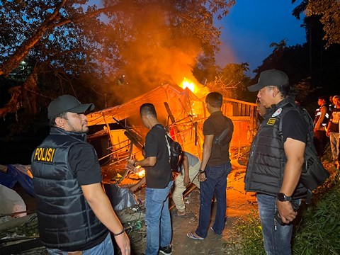 Sempat Dihadang Warga, Barak Narkoba di Klambir V Dibakar dan Tersangka Ditangkap
