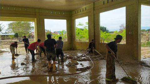 Personel Damkarmat Kota Medan Bahu-Membahu Bersihkan Aceh Tamiang Pascabanjir