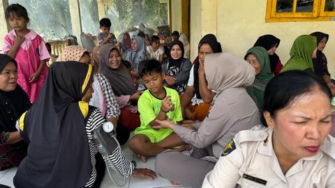 Pemulihan Pasca Banjir di Sei Lepan, Polri Gelar Bakti Kesehatan dan Gotong Royong Bersama Warga