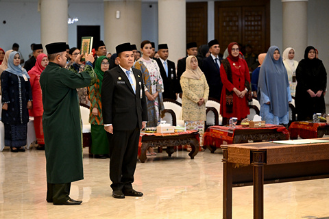 Gubernur_melantik_Pj_Sekda_Timur_Tumanggor-4_jpg.jpg