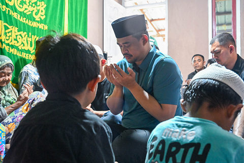 Gubsu_melayat_warga_4_jpg.jpg