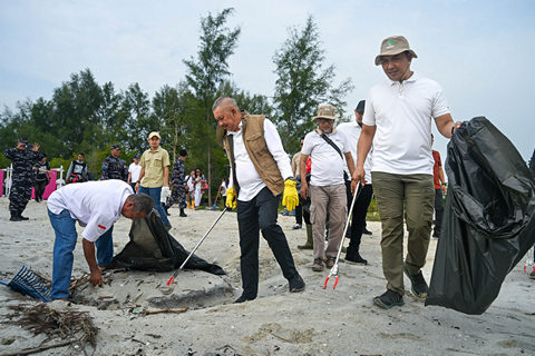 Peringati Hari Lingkungan Hidup Dunia, Pj Sekdaprov Sumut Ikuti Penanaman Mangrove