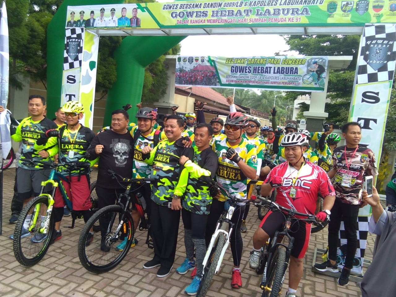 Ribuan Orang Padati Rumah Bupati Ikuti Gowes Hebat Labura