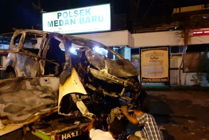 Mobil Tabrak Pohon dan Terbakar di Padang Bulan Tewaskan Pengendara