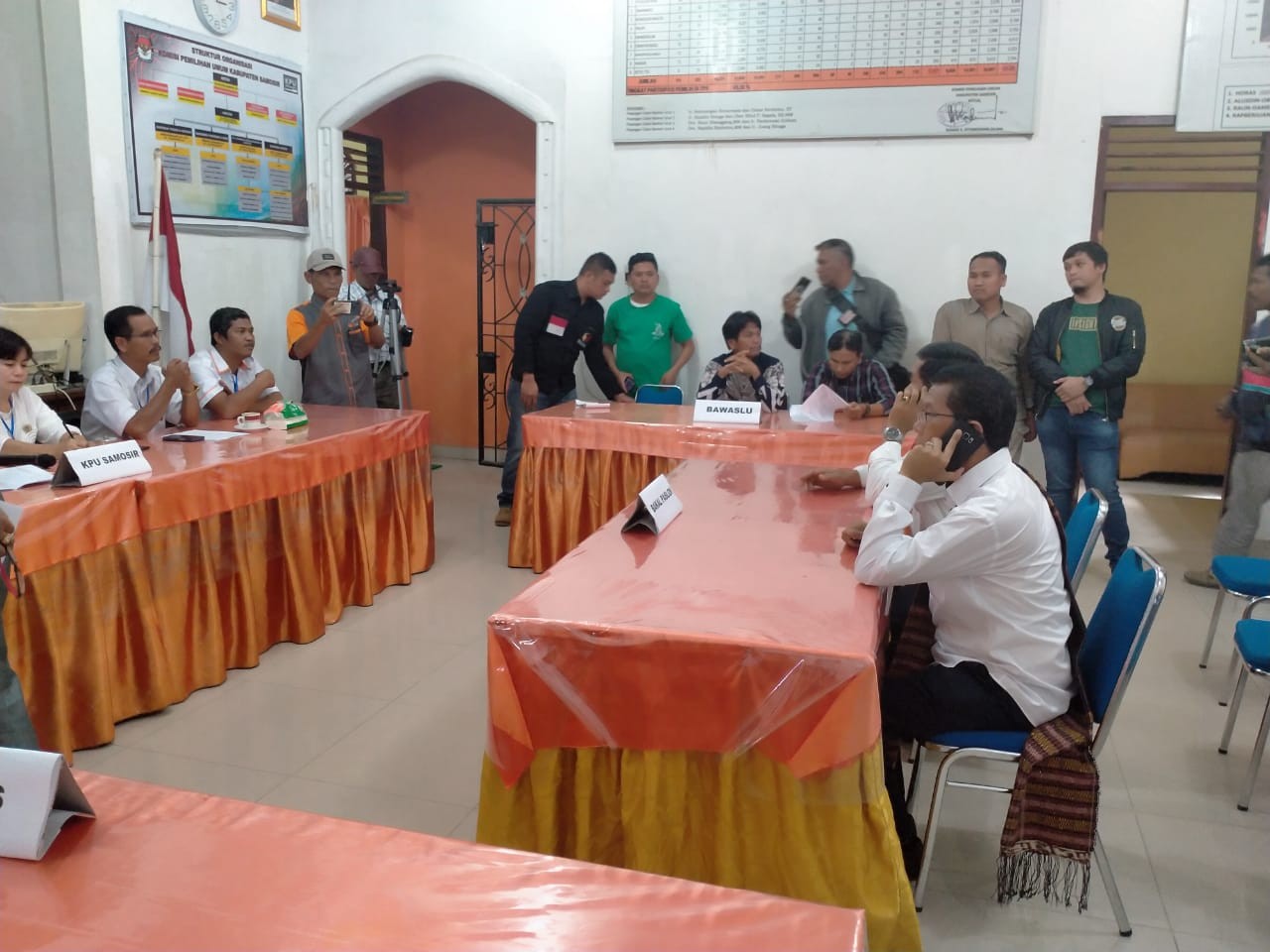 Pasangan Independen Marhuale Simbolon dan Guntur Sinaga Serahkan Berkas ke KPU