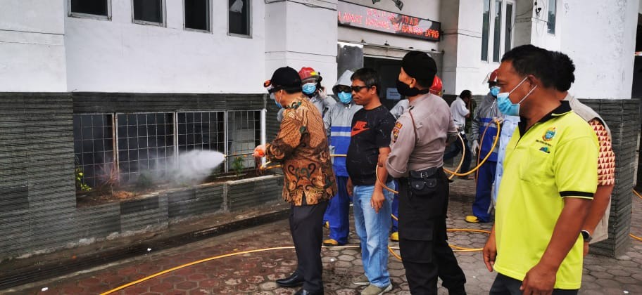 Cegah Penyebaran Virus Corona, Bupati Karo Semprotkan Disinfektan di Ruang Pelayanan Publik