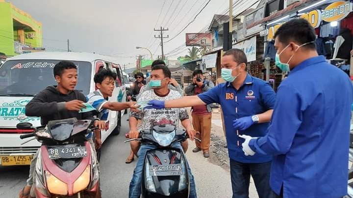 Peduli Covid-19, DPD NasDem Tapteng Bagikan Masker Secara Gratis kepada Warga 