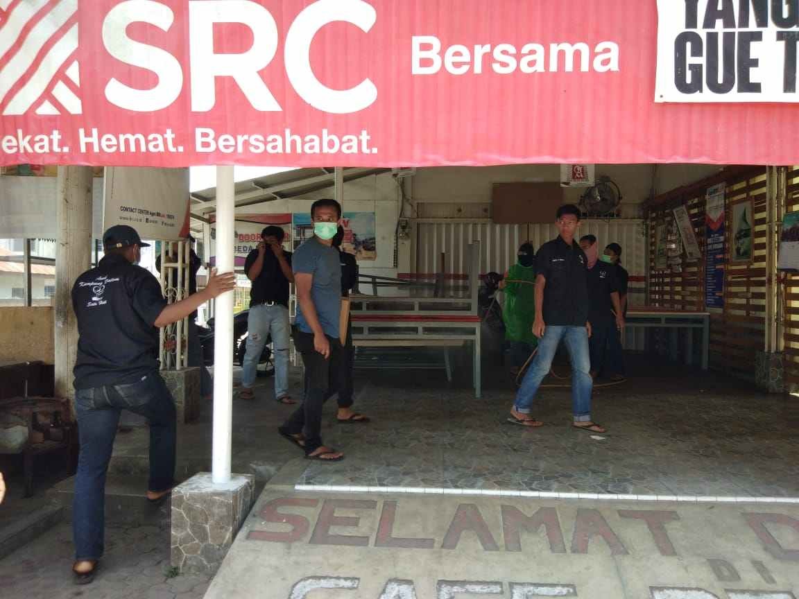 Muda-mudi Kampung Dalam Gunakan Kasnya Untuk Penyemprotan Disinfektan 