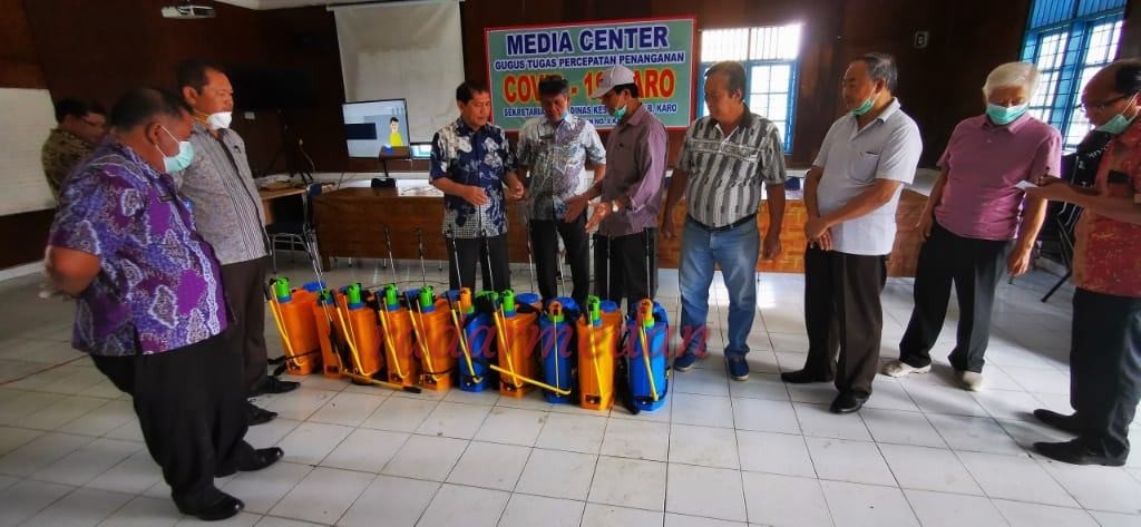 Bupati Karo Apreisasi Tokoh Tionghoa Sumbang 10 Sprayer Lawan Corona 