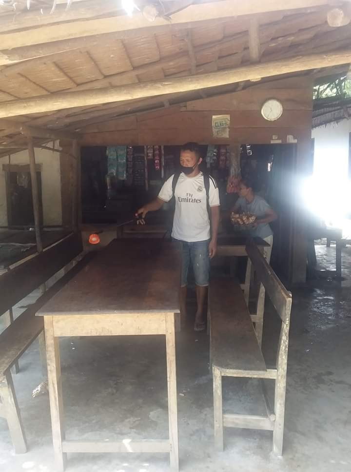 Kepala Desa Purba Tua Semprot Disinfektan Rumah Ibadah Hingga Warung Kopi