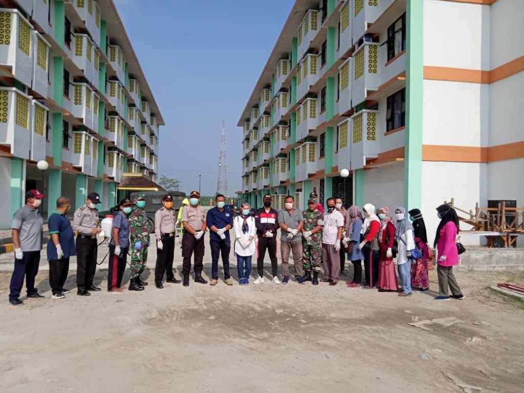 Forkopincam Kisaran Barat Semprot Disinfektan Rusunawa