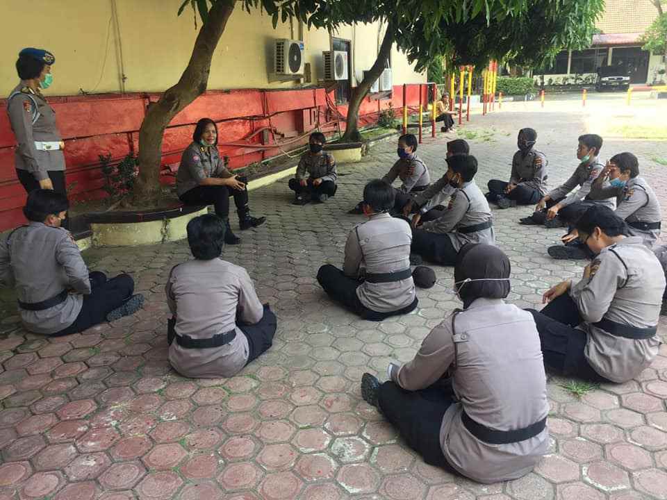 Kombes Pol Rina Sari Ginting Berikan Nasehat kepada Bintara Polwan Poldasu