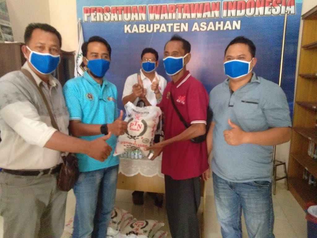 Ditengah Pandemi Virus Covid-19, PWI Asahan Bagikan Sembako dan APD Kepada Wartawan