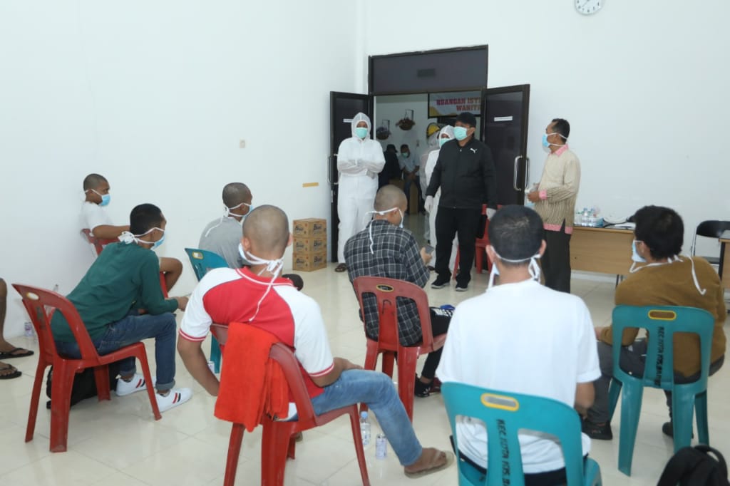 Tim Gugus Tugas Covid-19 Lakukan Pemeriksaan Kepada 14 TKI dari Malaysia