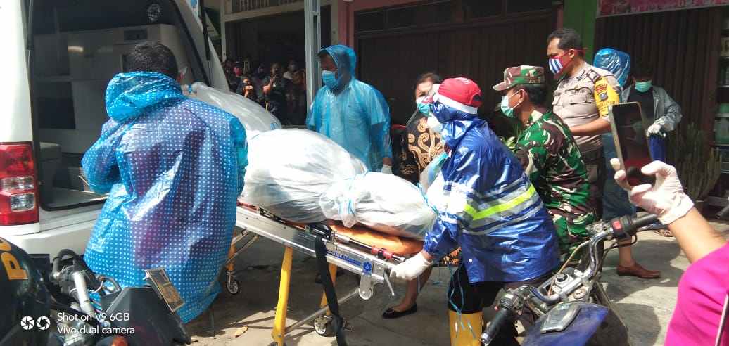 Bau Menyengat, Arara Ditemukan Tewas Mengenaskan Dalam Salon