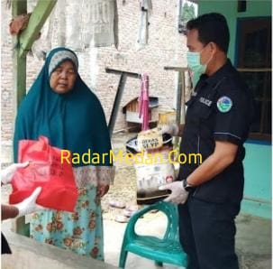 Jajaran Dit Narkoba Poldasu Bagikan Sembako kepada Warga Terdampak Ekonomi 