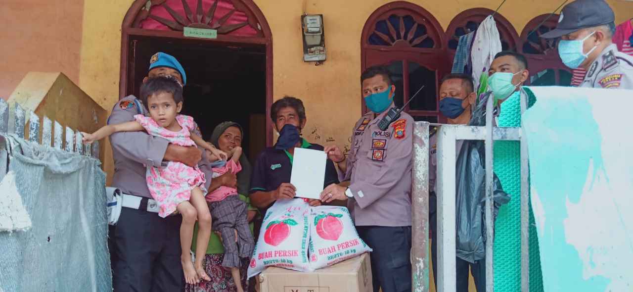 Kapolrestabes Medan Peduli Keluarga Kurang Mampu, Berikan Bantuan