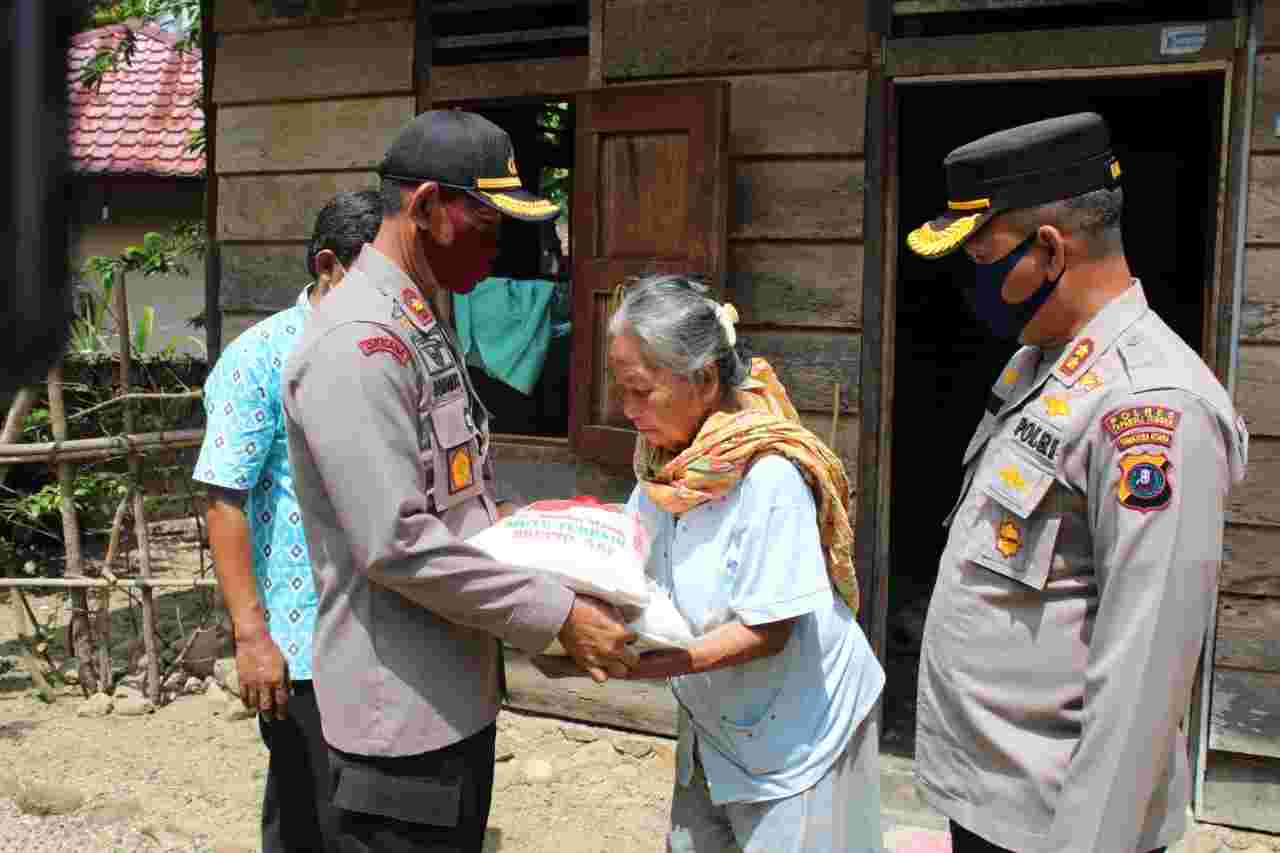 Polres Tapteng Gelar Baksos, Berikan Bantuan kepada Warga Kurang Mampu