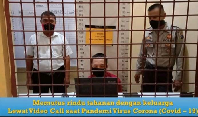 Polres Tapteng Terapkan Video Call kepada Keluarga Tahanan Saat Besuk