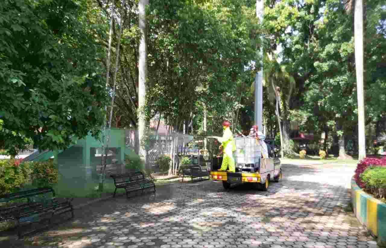 Lawan Covid-19, Dit Samapta Polda Sumut Semprotkan Cairan Disinfektan ke Sejumlah Lokasi