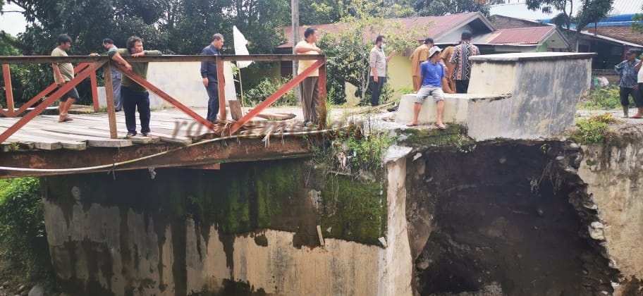 Bupati Karo Tinjau Jembatan Rusak di Kutambaru akibat Lahar Dingin Gunung Sinabung
