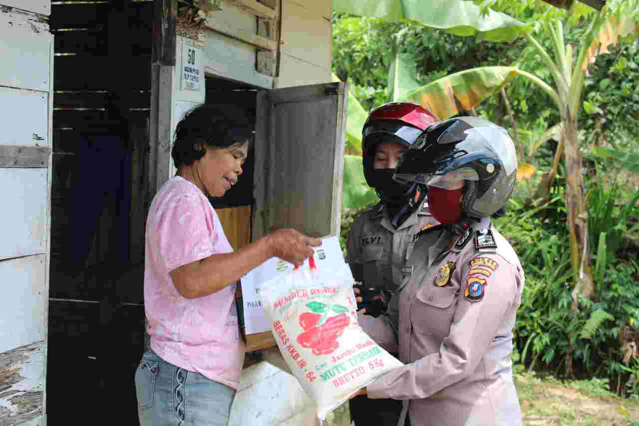 Jajaran Polwan Polres Tapteng Gelar Bakti Sosial, Bagikan Sembako kepada Warga 