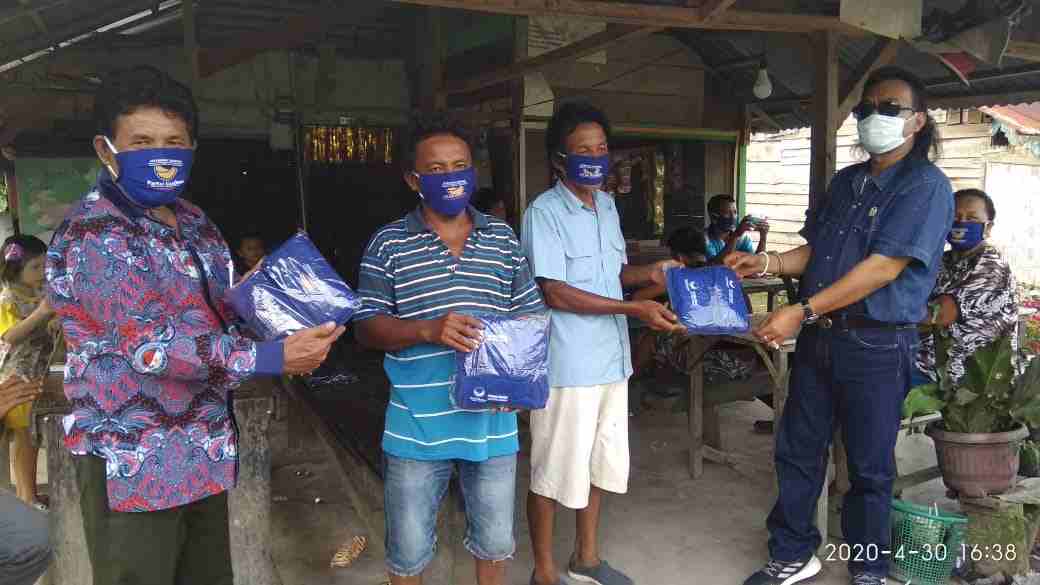 Peduli Warga, Josman Sinaga Kembali Bagikan Masker Gratis