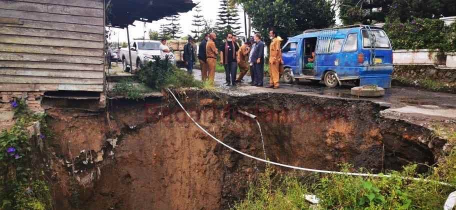 Bupati Karo Tinjau Jalan Alternatif Longsor di Tongkoh - Barusjahe