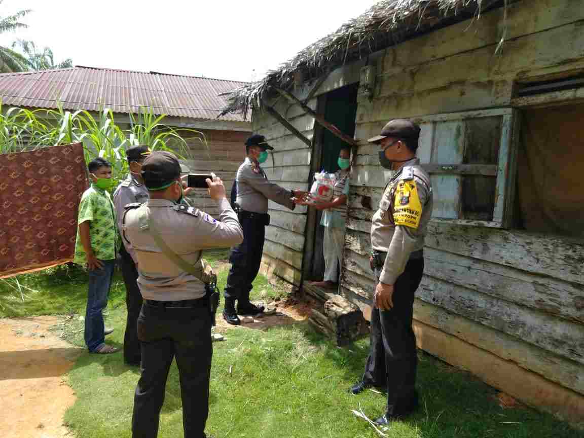 Polsek Kualuh Hulu Bantu Warga Kurang Mampu 