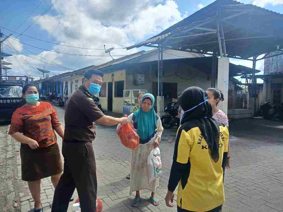 Peduli Dampak Pandemi Covid-19, Kejari Karo Lakukan Aksi Sosial