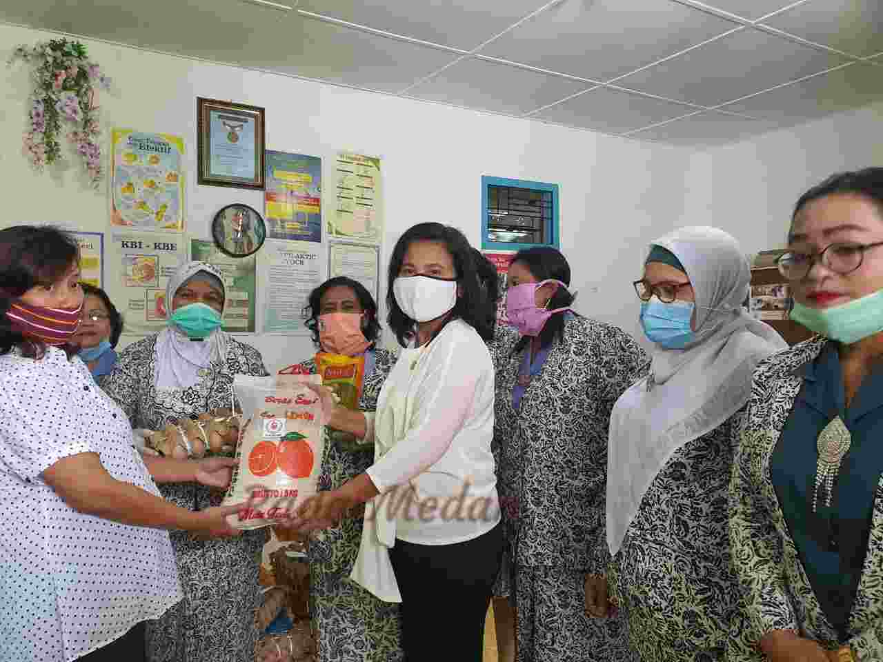 Cegah Stunting di Masa Covid-19, IBI Karo Salurkan Sembako Kepada Para Ibu Hamil Kurang Mampu