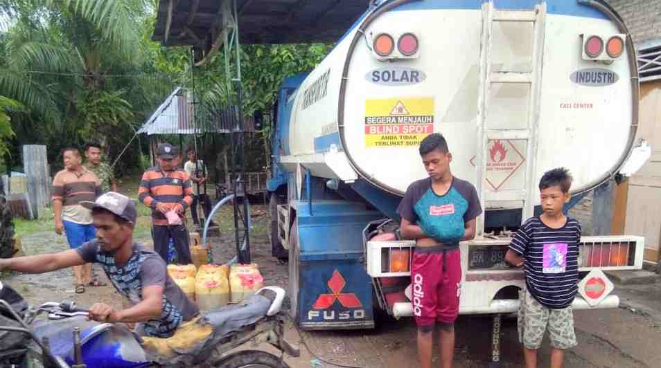Dua Truk Tangki Bertuliskan Solar Industri Diamankan, Personil Polres Labuhanbatu Pelit Informasi