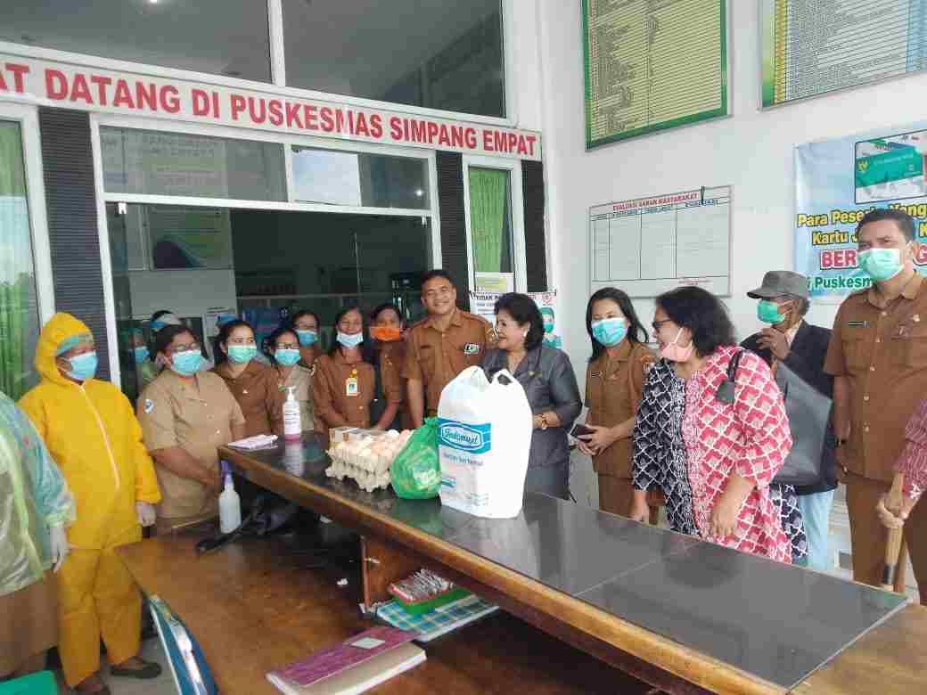 Wabup Karo Serahkan Bantuan Tambahan Gaji dan Masker Bagi Petugas Medis
