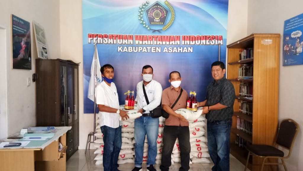 PWI Asahan Bagikan 134 Paket Lebaran kepada Wartawan