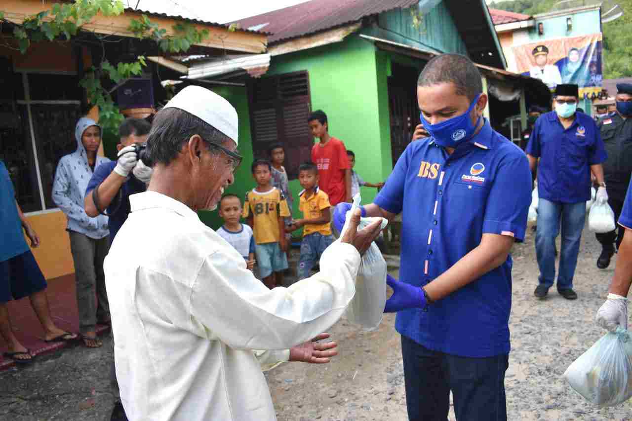 Hindari Kerumunan, DPD Partai NasDem Tapteng Bagikan Sembako Door to Door